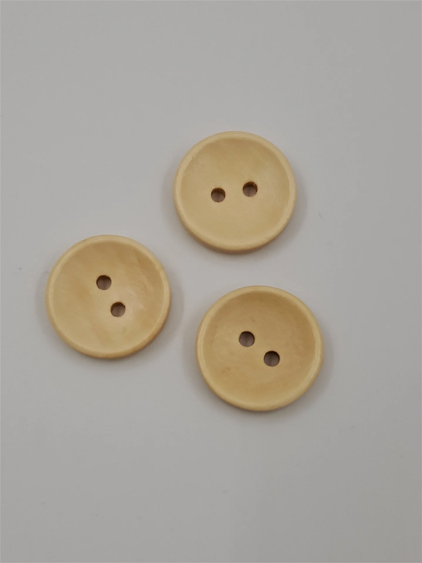 Button 19CR18 Cream 2 hole 18mm