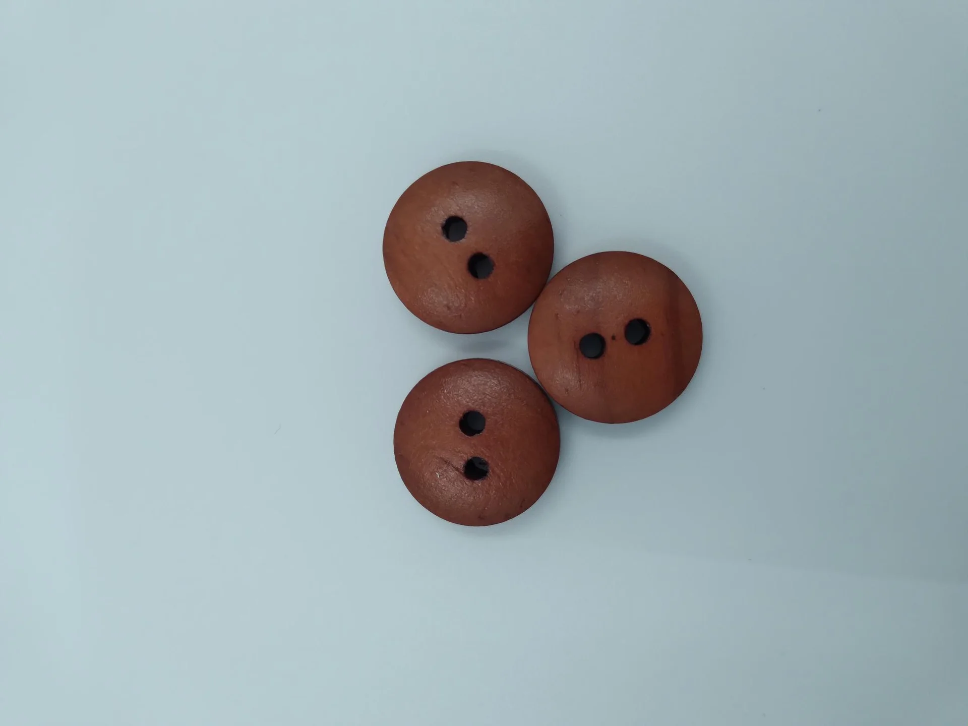 Button 2113 2 Hole Mid Brown Wood Look