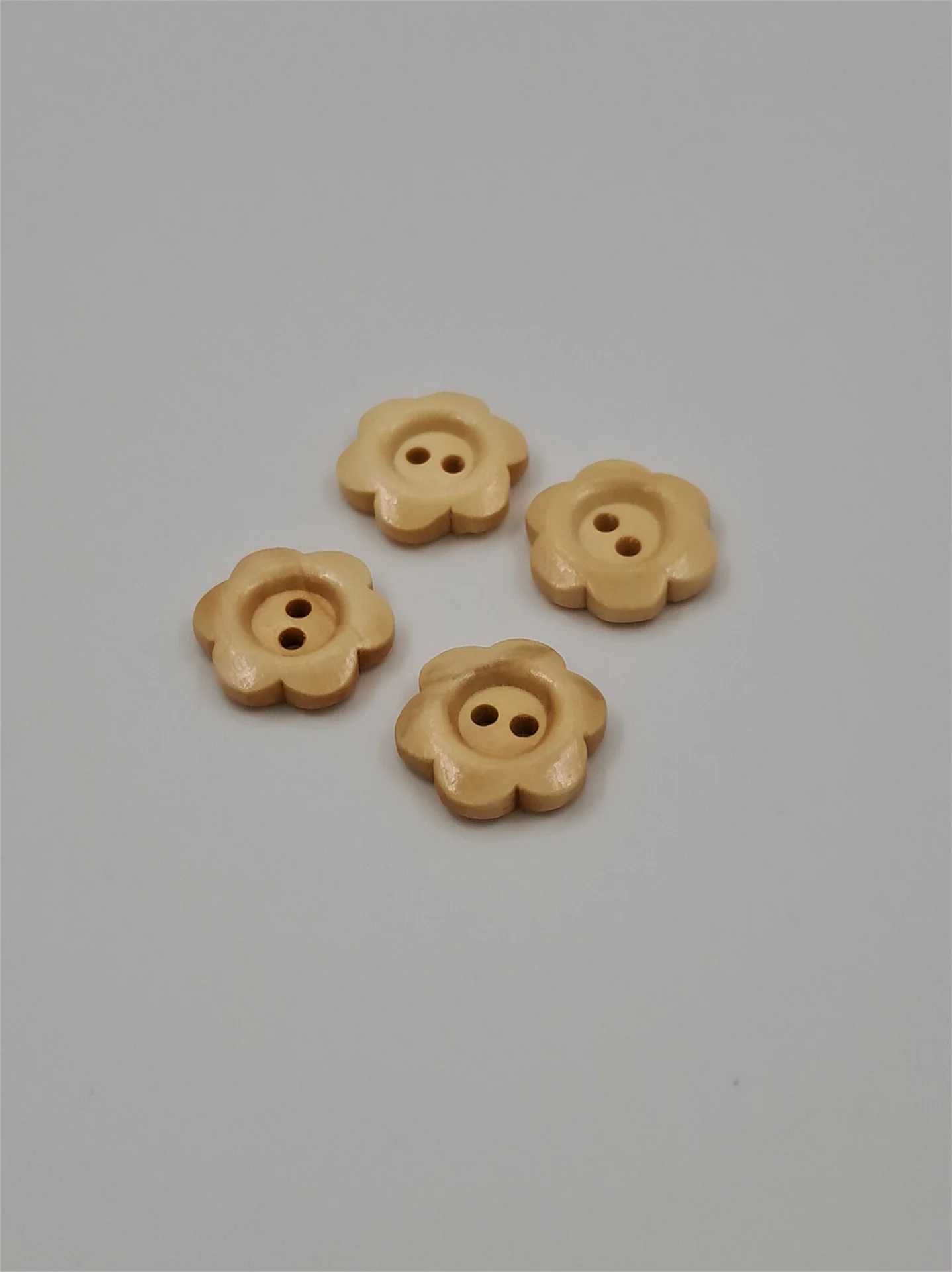 Button 21CR15 Cream Flower 15mm