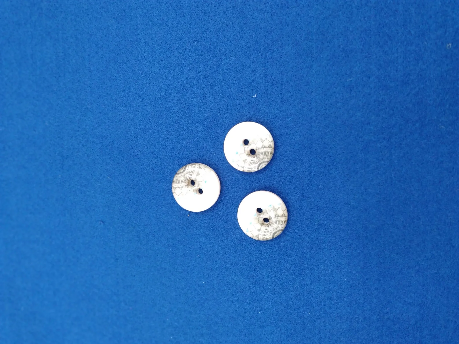 Button A 470257 24 1 Green Cream