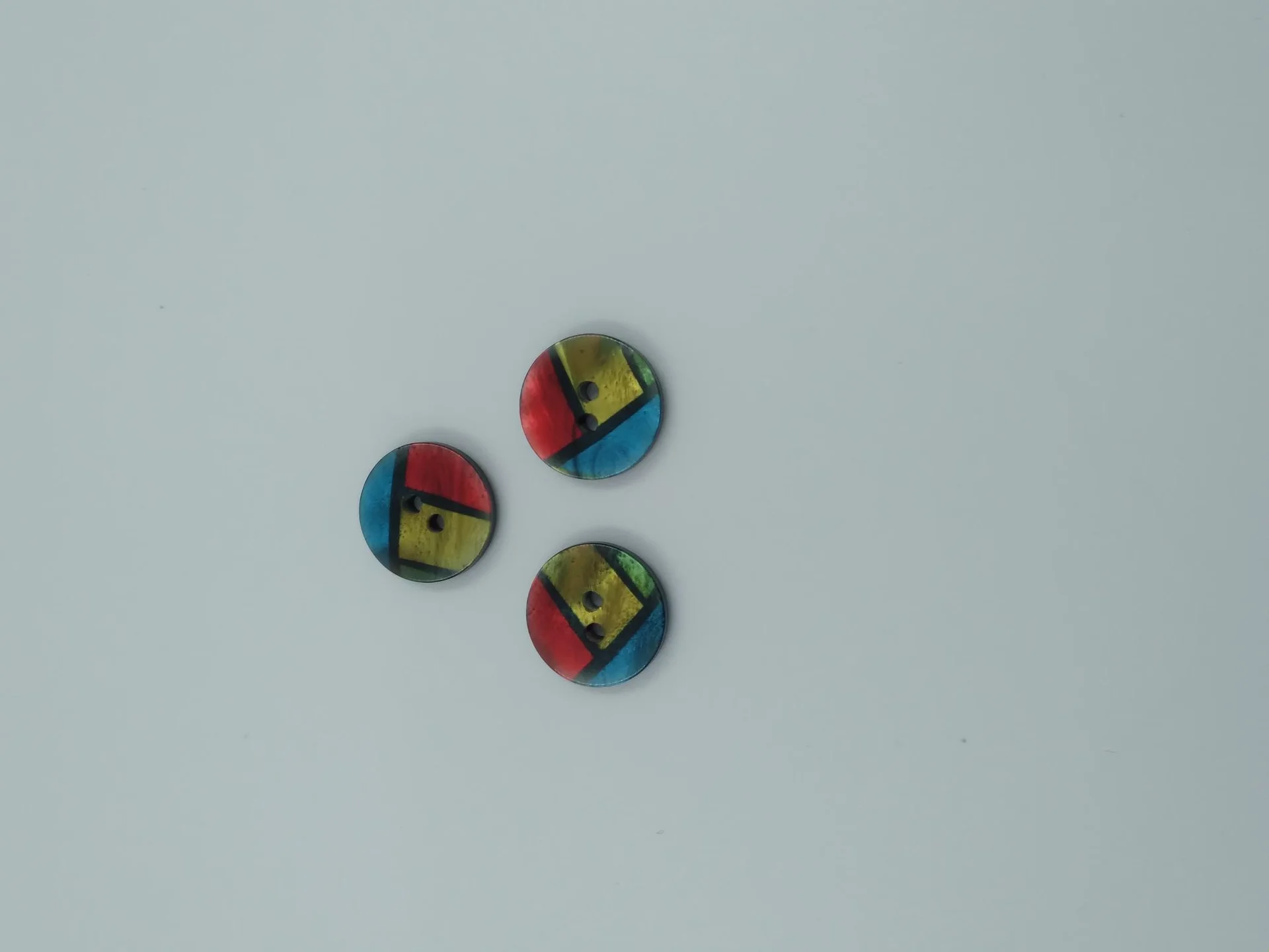 Button IA 41759 24 Geometric Pattern On Black