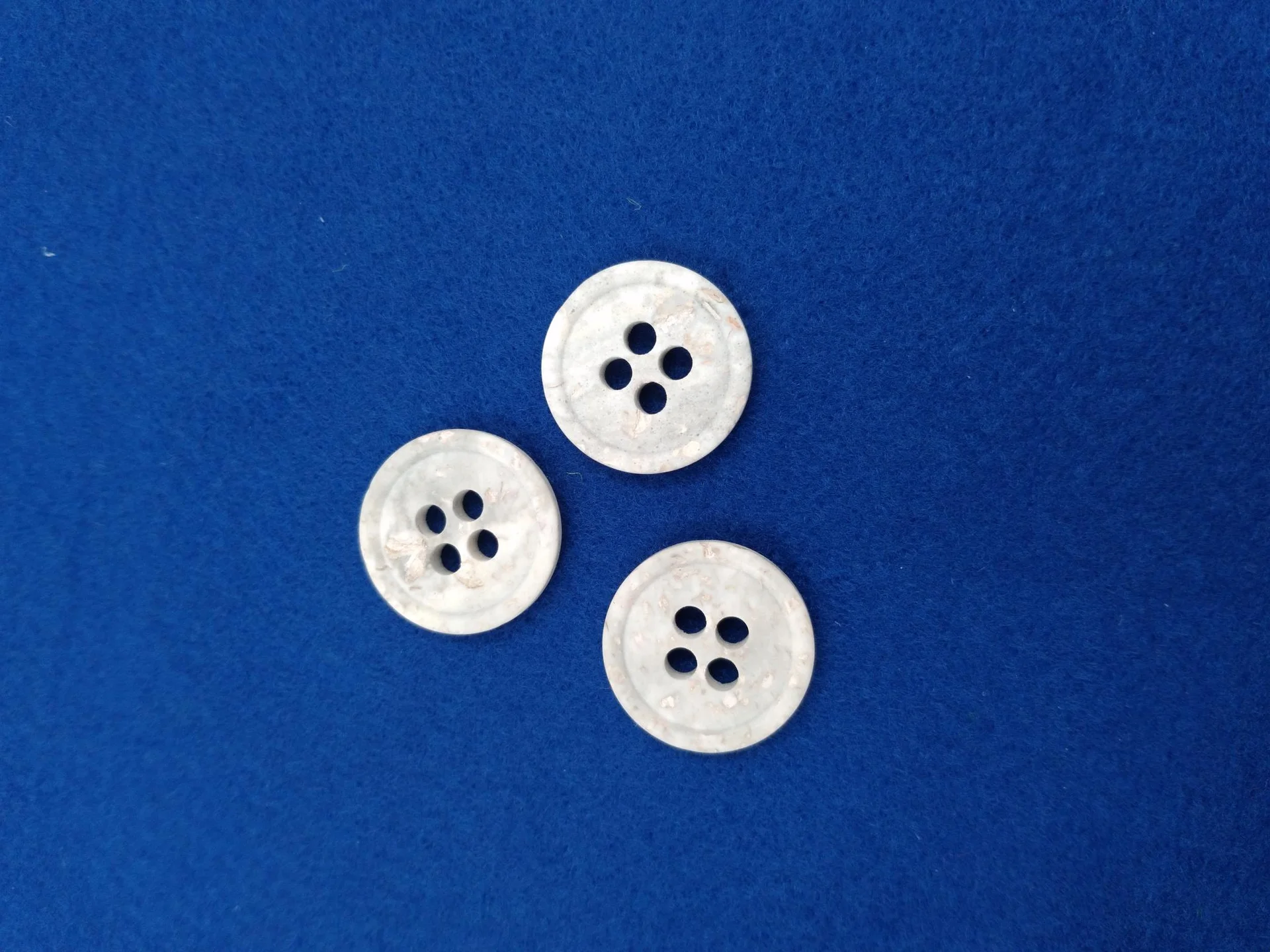 Button SA 74264 28 Stone 4 Hole