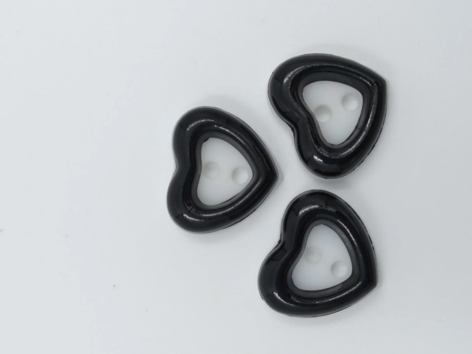 Button SA 93677 24 Heart Wht Blk R