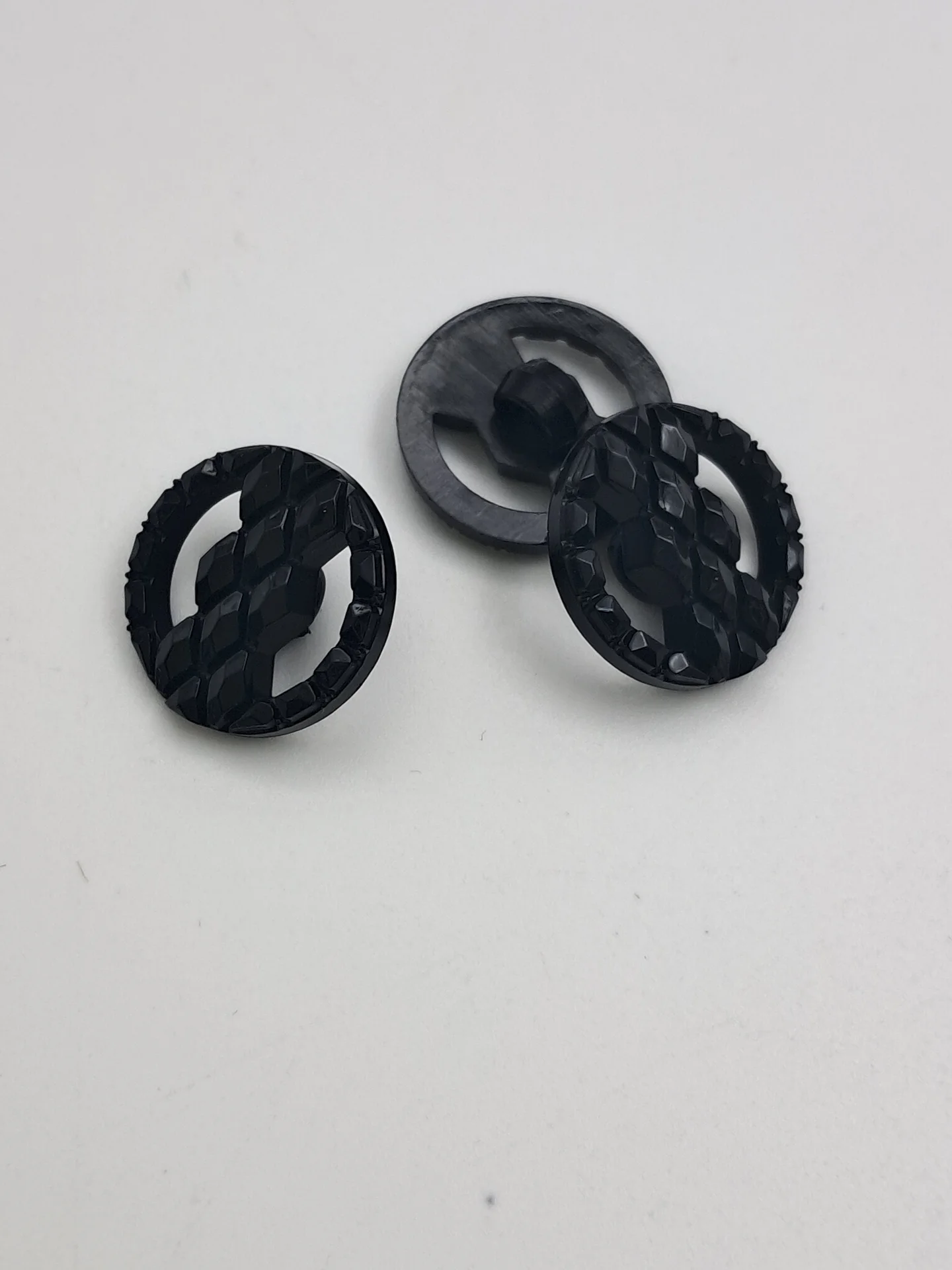 Button SA2645/24 Black Facet Shank