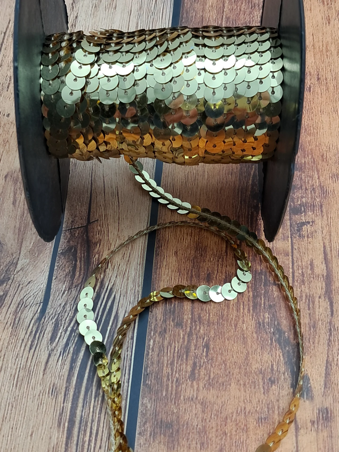 Sequins Single Row 6mm Gold