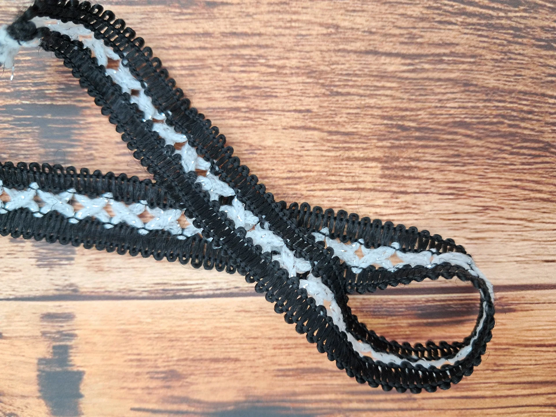 Trim Black Criss Cross IE 05